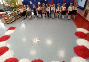 przedszkolaki śpiewają piosenki patriotyczne